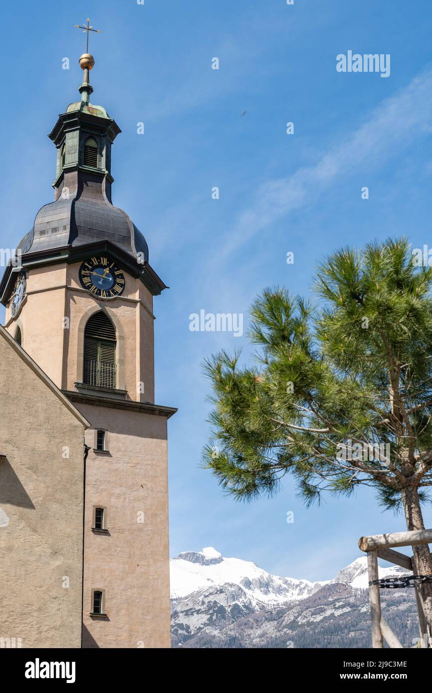 Cour, Svizzera, 11 aprile 2022 Campanile della storica chiesa di santa Maria nel centro della città Foto Stock