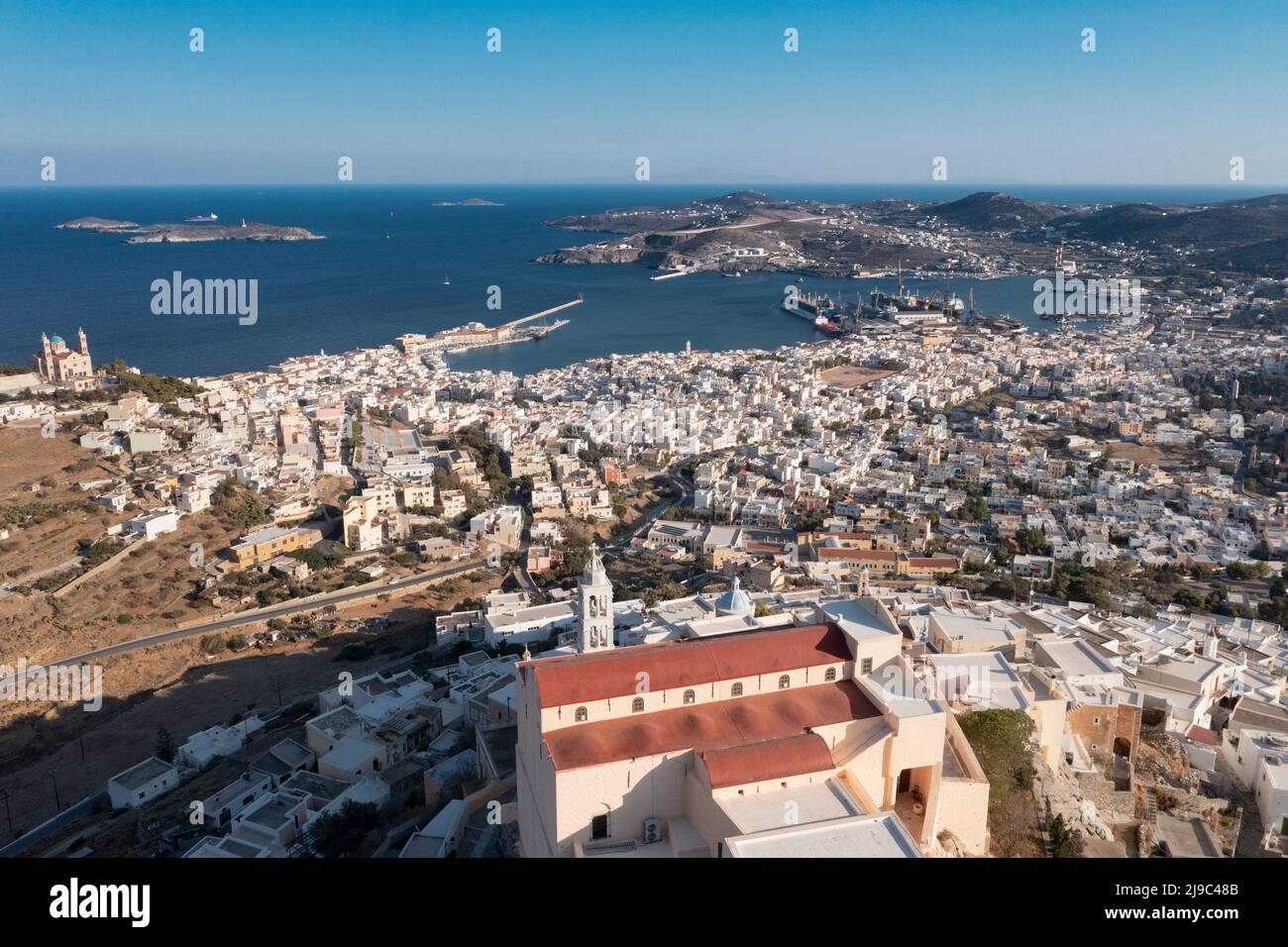 Porto di Syros con la chiesa di San Giorgio in primo piano. Foto Stock