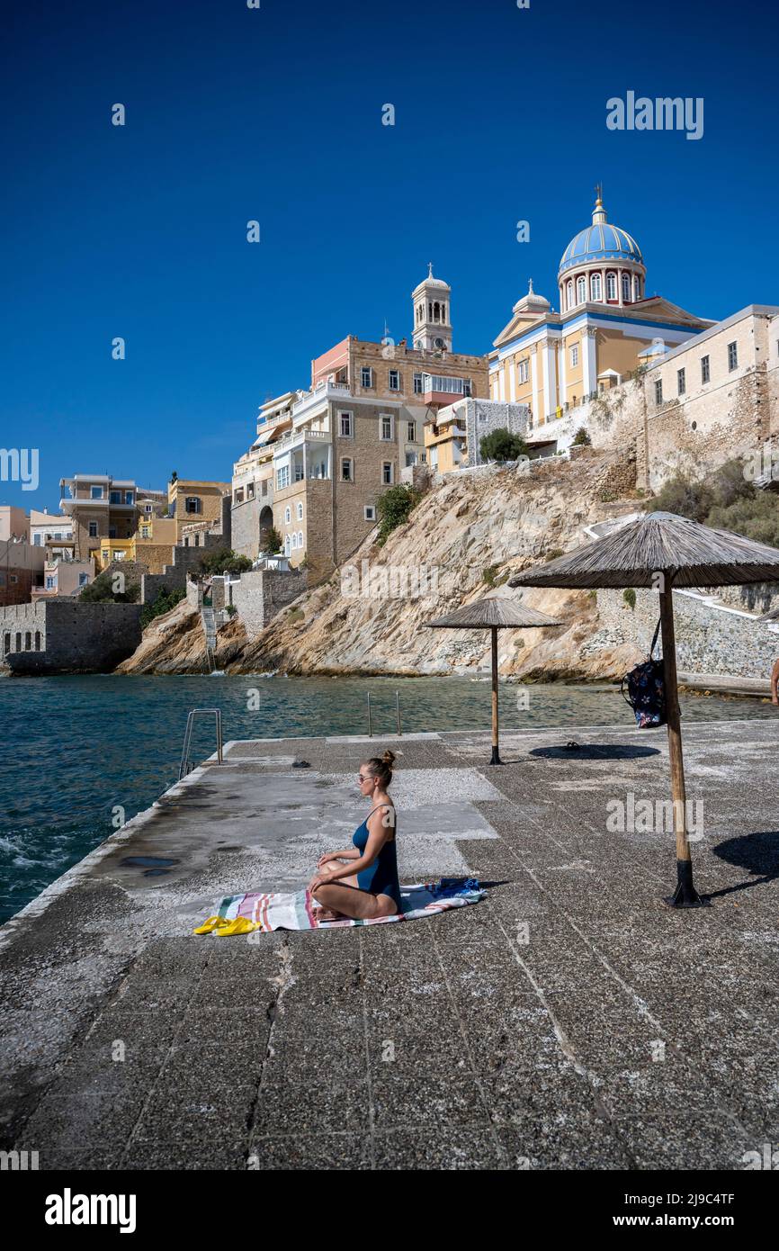 Yoga su piattaforma di nuoto Syros. Foto Stock