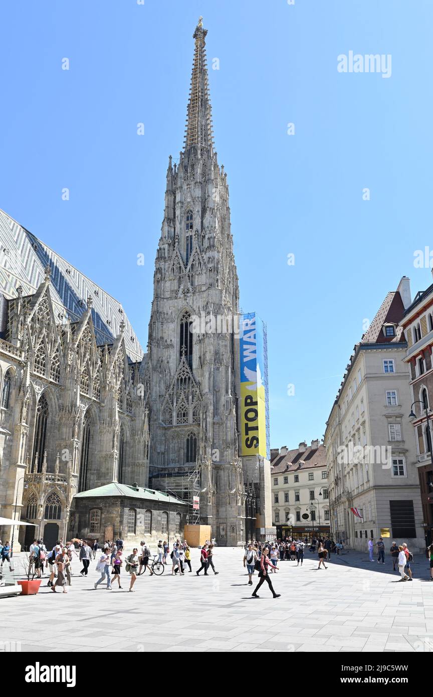 Vienna, Austria. Stop War Banner con i colori nazionali ucraini alla Cattedrale di Santo Stefano a Vienna Foto Stock