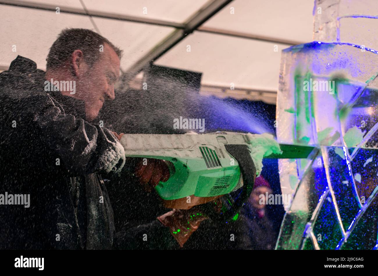 Capo scultore di ghiaccio Mat Chaloner che lavora su un pezzo ispirato al Trono di Spade al Festival di ghiaccio e fuoco a Barnoldswick in Lancashire. Foto Stock