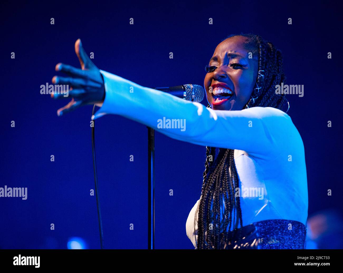 Soul II Soul cantante capo Nadine Caesar che suona un concerto dal vivo al Barbican di York in Inghilterra. Foto Stock