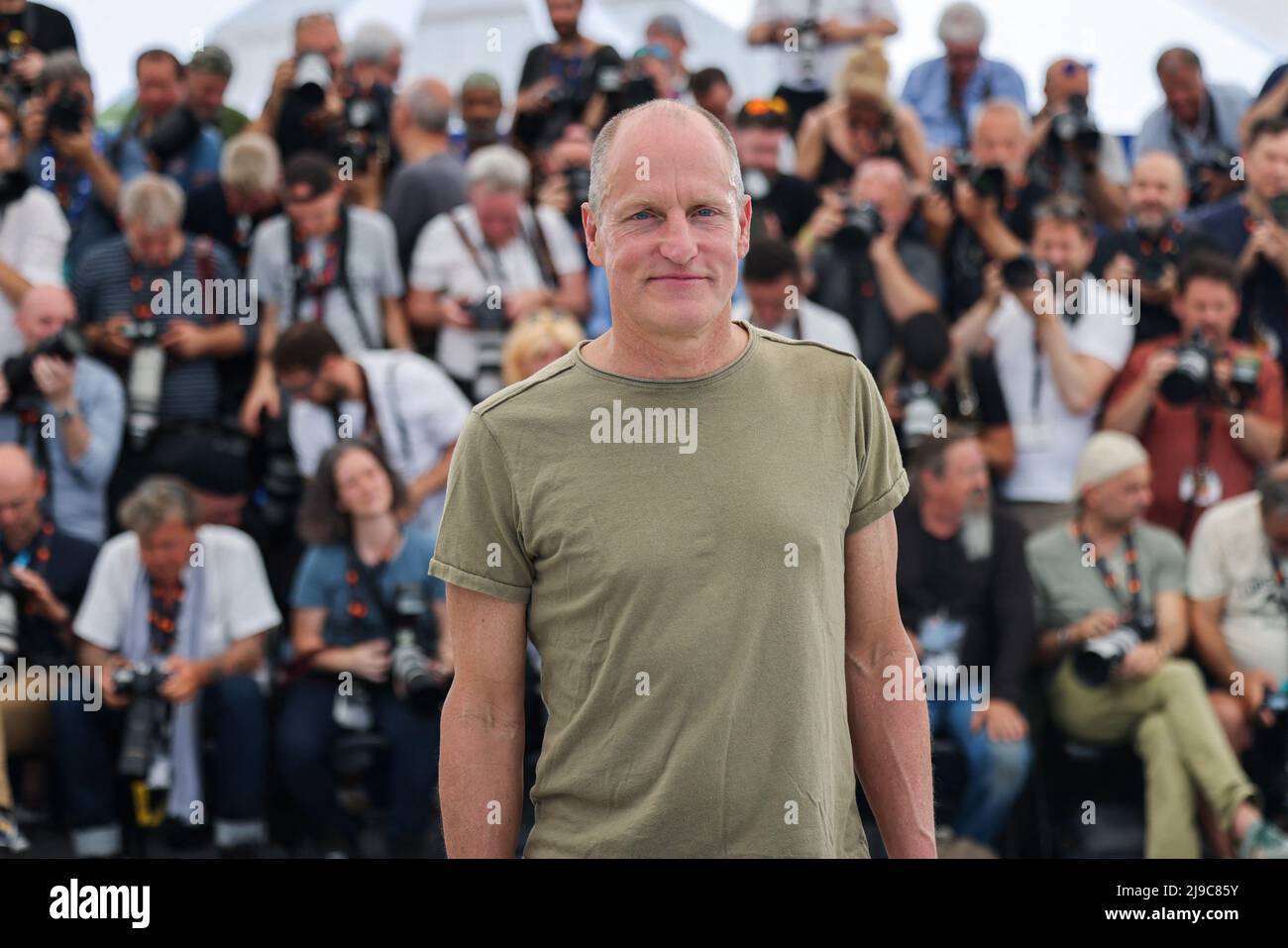 Zlatko Buric, Sunnyi Melles, Dolly De Leon, Iris Berben, Jean-Christophe Folly, Vicki Berlin, Woody Harrelson e Henrik Dorsin partecipano alla fotocall del "Triangolo della tristezza" durante il festival annuale del cinema di Cannes 75th al Palais des Festivals il 22 maggio 2022 a Cannes, Francia. Foto di David Boyer/ABACAPRESS.COM Foto Stock