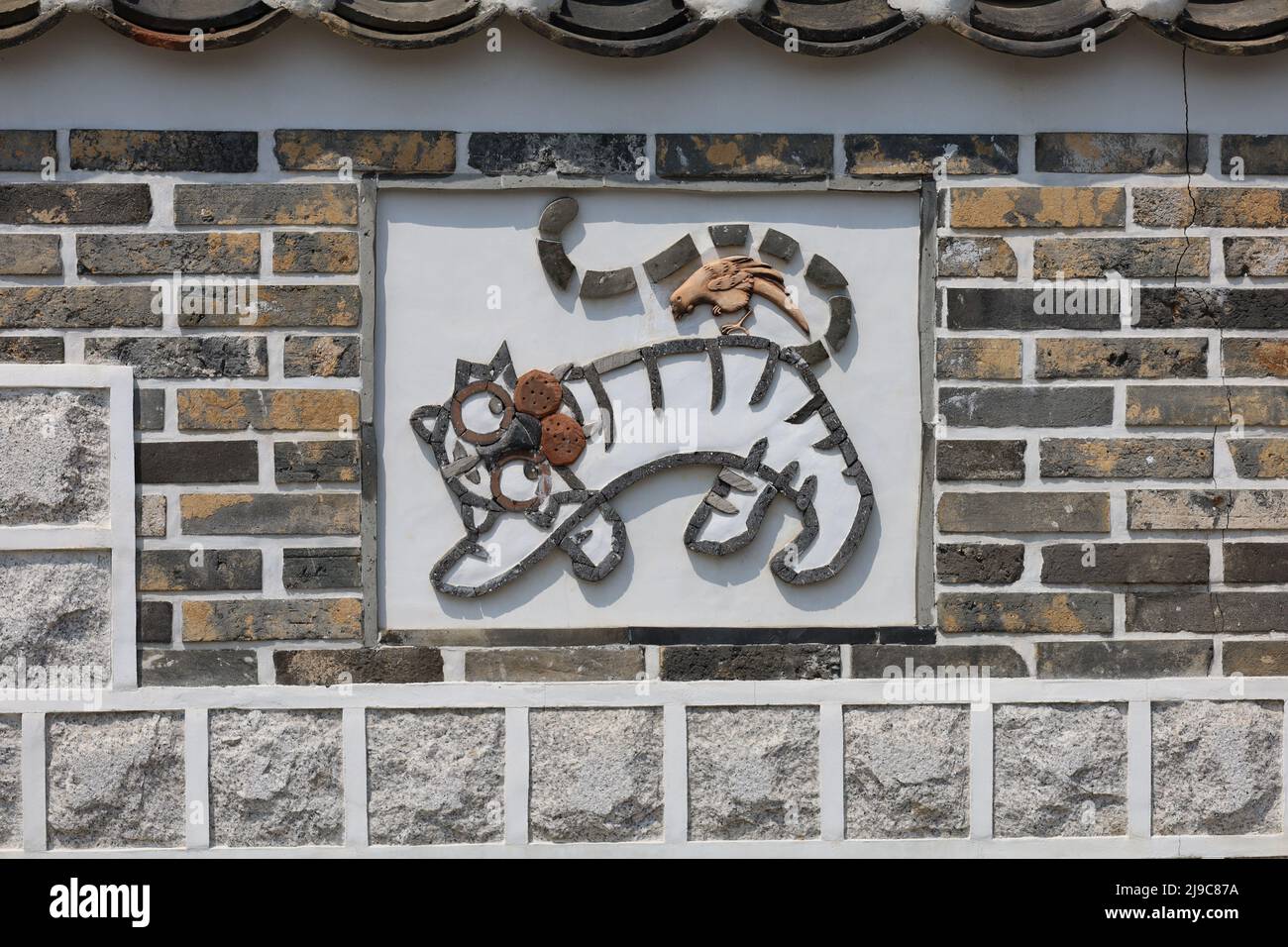 Muro di un tradizionale e moderno villaggio Hanuk sudcoreano impreziosito da una decorazione tigre Foto Stock