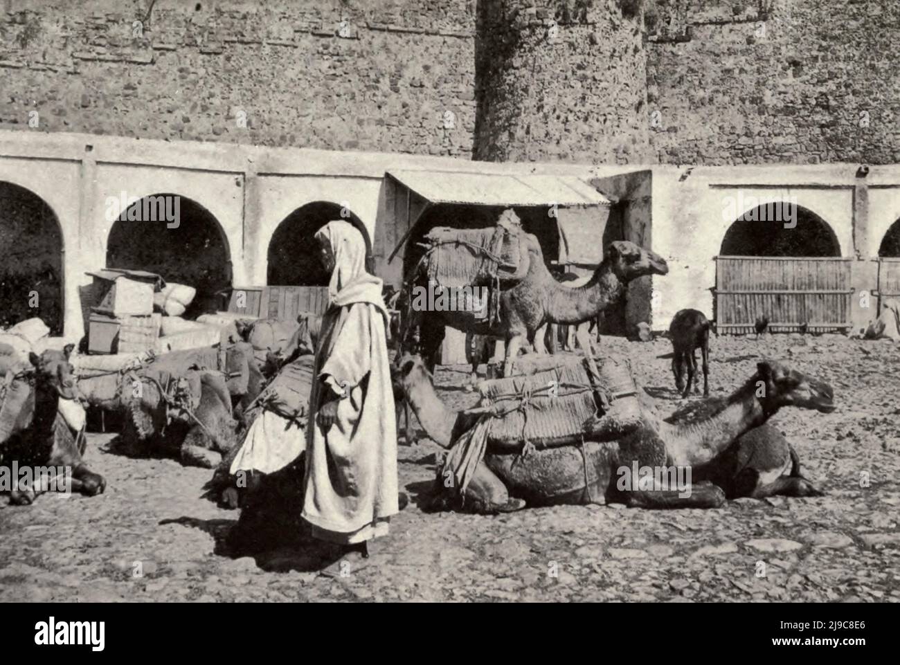 A Caravanserai in Marocco, circa 1910 Foto Stock