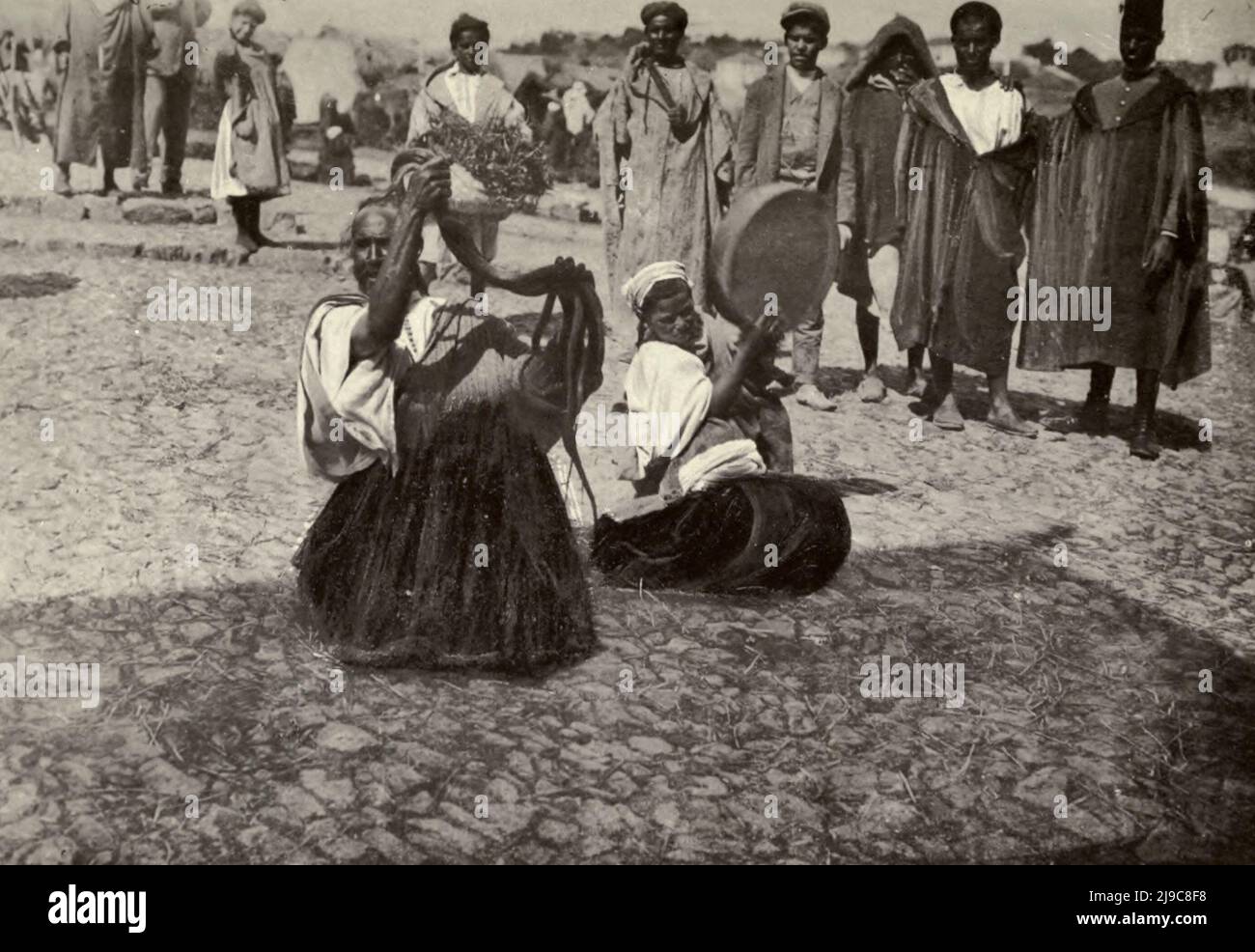 Un incantatore di serpenti a Tangeri, Marocco, circa 1910 Foto Stock