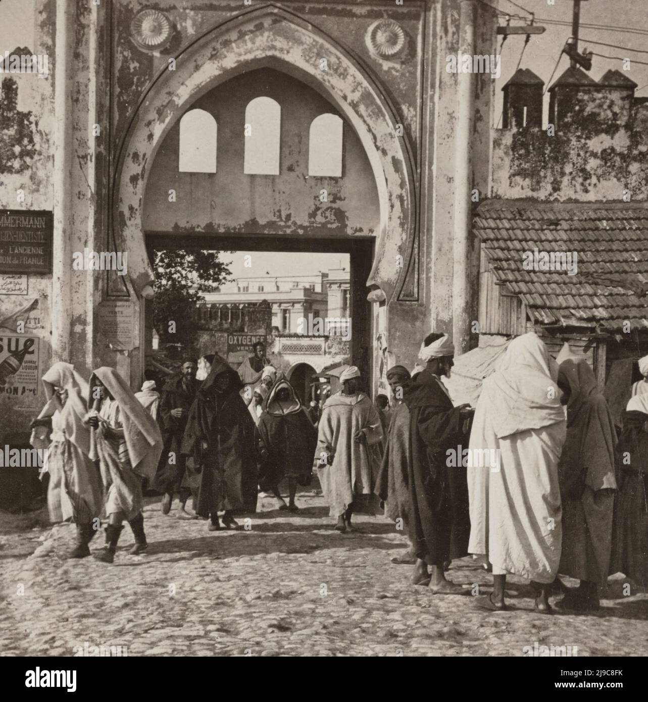 Bab-el-Faes, o porta della città esterna tra la strada principale e il mercato esterno, Tangeri, Marocco, 1903 Foto Stock