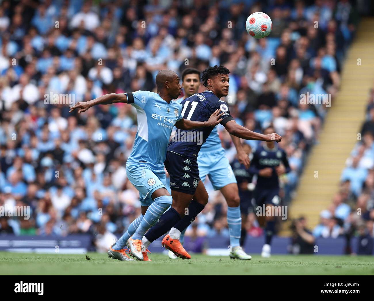 Manchester, Inghilterra, 22nd maggio 2022. Ollie Watkins di Aston Villa si assalisce con Fernandinho di Manchester City durante la partita della Premier League all'Etihad Stadium di Manchester. Il credito dell'immagine dovrebbe leggere: Darren Staples / Sportimage Credit: Sportimage/Alamy Live News Foto Stock