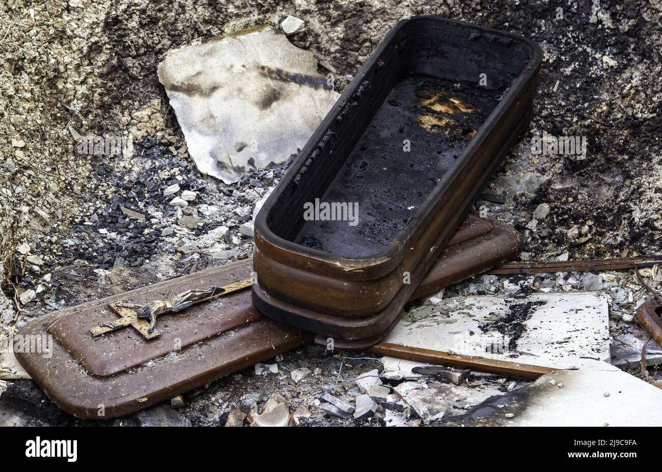 Particolare di bara di legno bruciato e gettato via Foto Stock