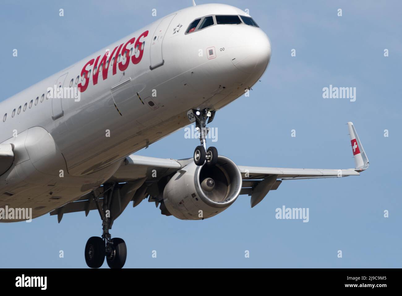 Zurigo (Svizzera), 24 febbraio 2022 l'aereo Swiss International Airlines Airbus A321-212 si avvicina alla pista 14 Foto Stock