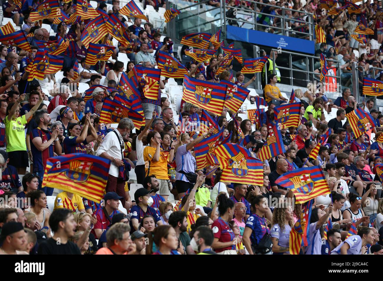 I tifosi del FC Barcelona sostengono la loro squadra durante la finale della UEFA Women's Champions League, la partita di calcio femminile della UEFA Champions League a Torino, 21 2022 maggio Foto Stock