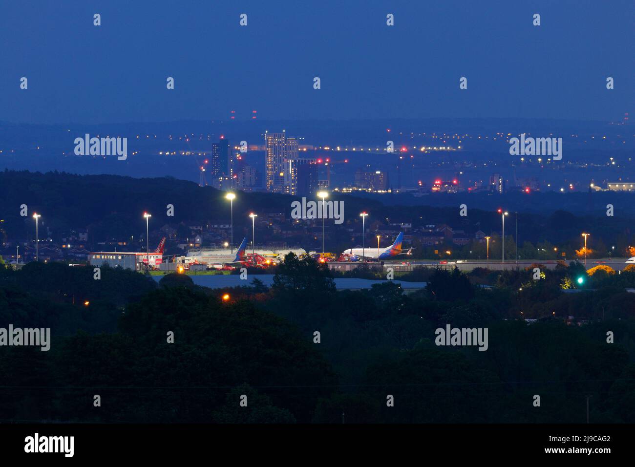 Una vista di Leeds da Otley Chevin si affaccia sull'Aeroporto Internazionale di Leeds Bradford Foto Stock