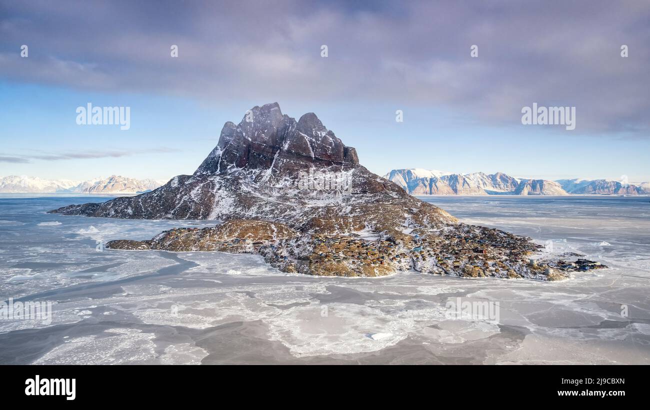 Una vista aerea dell'isola di Uummannaq nella Groenlandia nord-occidentale. Foto Stock