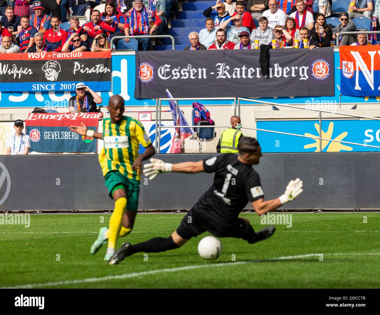 Sport, calcio, Lower Rhine Cup 2021/2022, finale, SV Straelen vs Wuppertaler SV 1-0, Schauinsland-Reisen-Arena a Duisburg, gol d'oro per la vittoria di coppa, gol score Kelvin lunga (Str) a sinistra e gol keeper Sebastian Patzler (WSV) Foto Stock