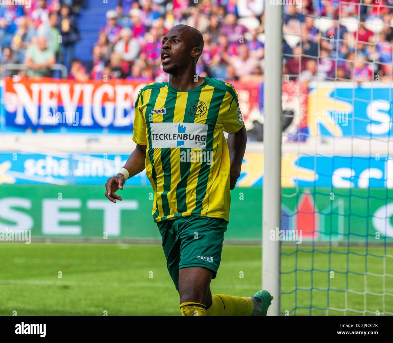 Sport, calcio, Lower Rhine Cup 2021/2022, finale, SV Straelen vs Wuppertaler SV 1-0, Schauinsland-Reisen-Arena a Duisburg, gol d'oro per la vittoria di coppa, gol scorer Kelvin lunga (Str) gioire Foto Stock