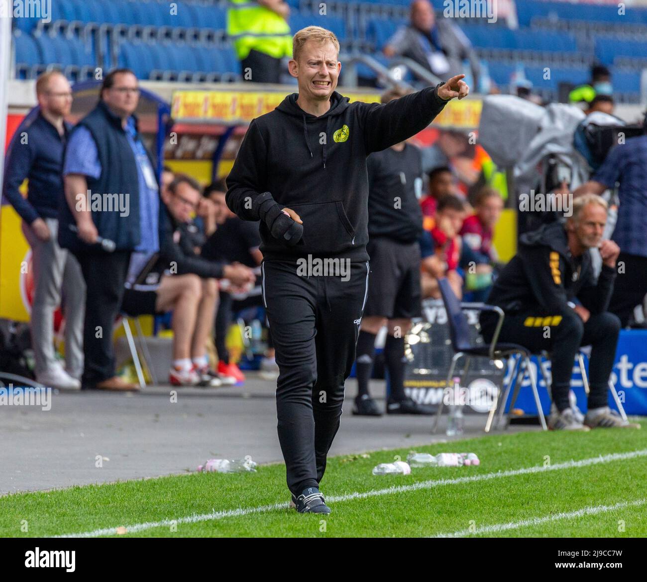 Sport, calcio, Coppa del Reno inferiore 2021/2022, finale, SV Straelen vs Wuppertaler SV 1-0, Schauinsland-Reisen-Arena a Duisburg, allenatore Steffen Weiss (Str) Foto Stock