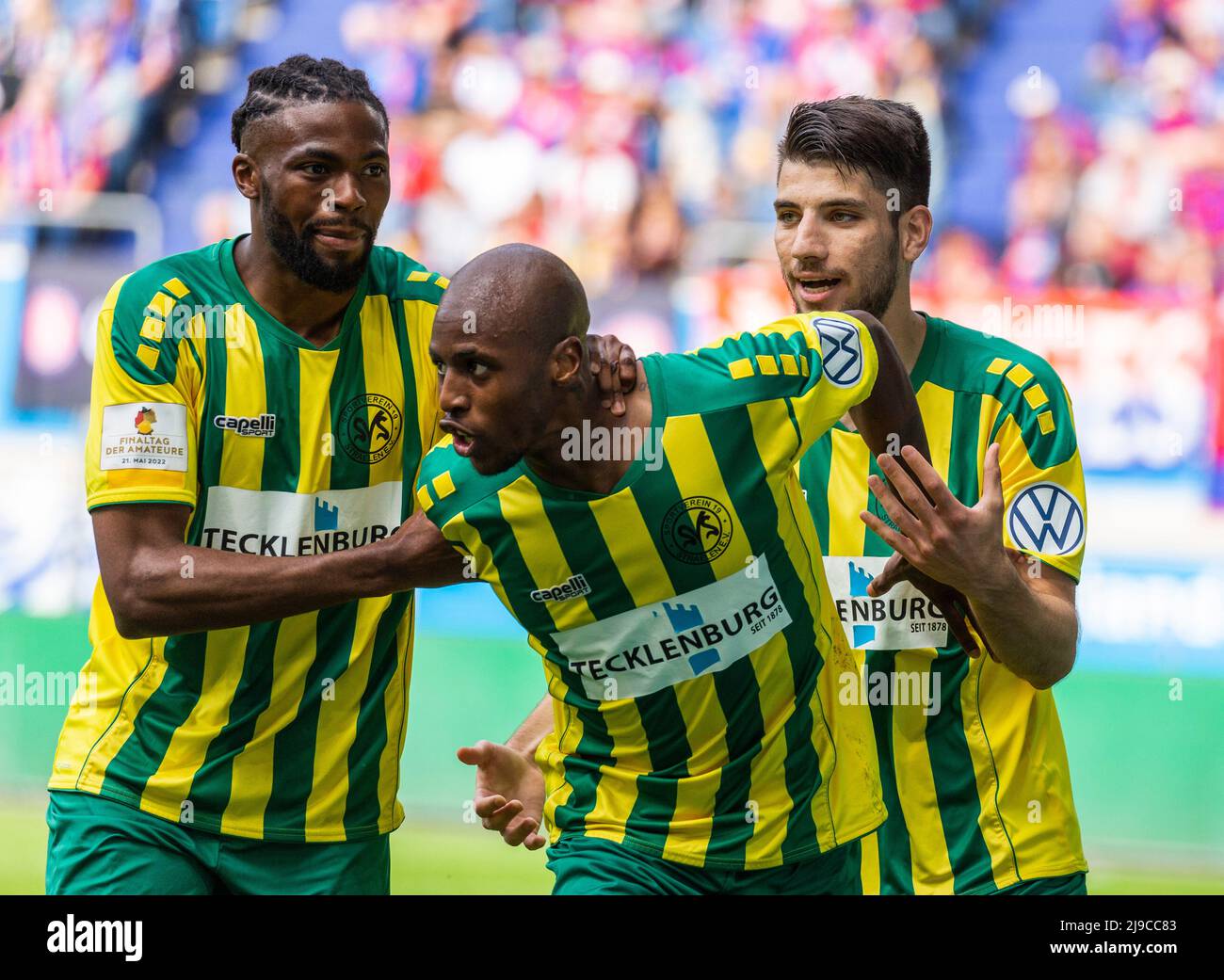 Sport, calcio, Lower Rhine Cup 2021/2022, finale, SV Straelen vs. Wuppertaler SV 1-0, Schauinsland-Reisen-Arena a Duisburg, gol d'oro per la vittoria di coppa, f.l.t.r. Matona Glody Ngyombo (Str), marcatore Kelvin lunga (Str) e Cagalay Kader (Str) gioiscono Foto Stock