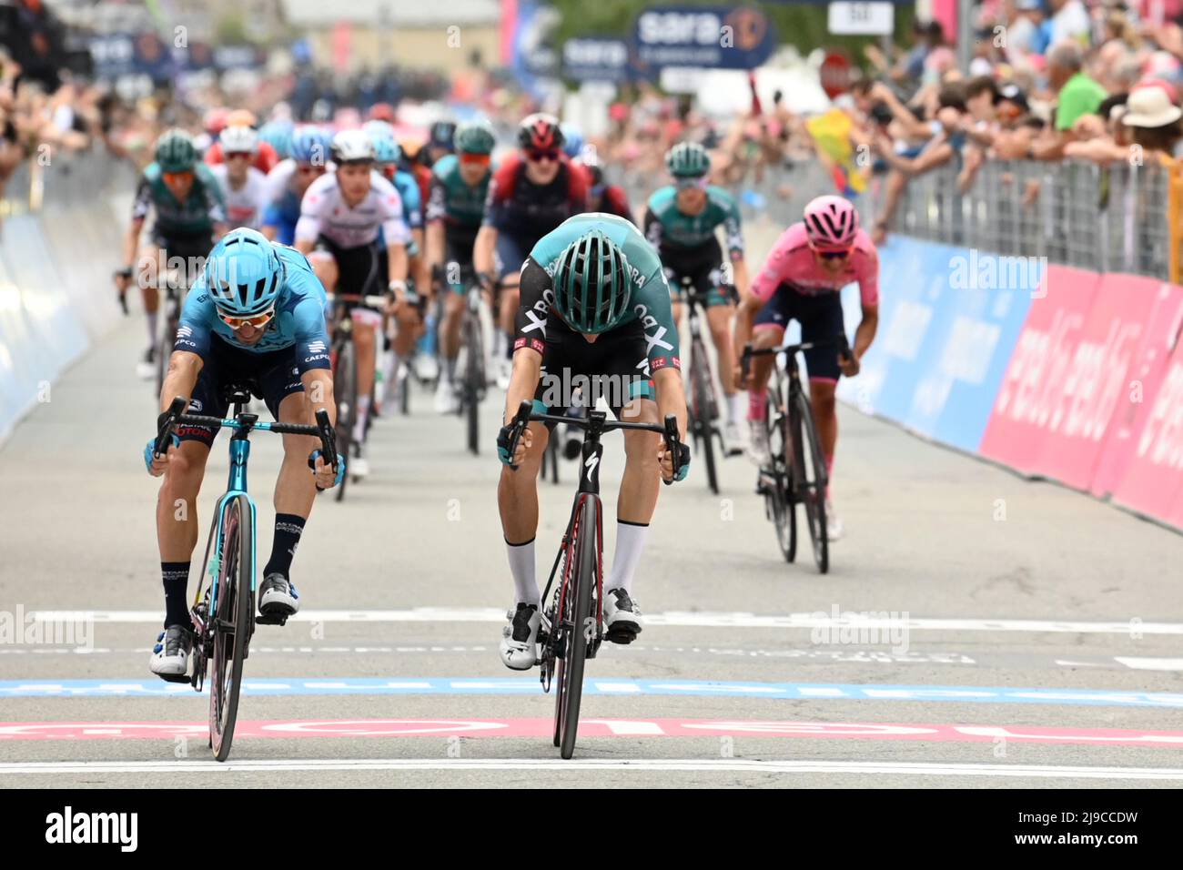 Foto massimo Paolone/LaPresse 22 Maggio 2022 Cogne, Italia sport ciclismo giro d'Italia 2022 - edizione 105 - Tappa 15 - da Rivarolo Canavese a Cogne nella foto: la volata Photo massimo Paolone/LaPresse 22 maggio 2022 Cogne, Italy sport Cycling giro d'Italia 2022 - edizione 105th - tappa 15 - da Rivarolo Canavese a Cogne nella foto: Final sprint(Photo: La Presse / PRESSINPHOTO) Foto Stock