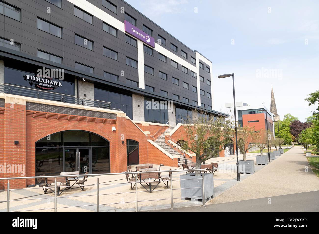 Vista del Premier Inn hotel e Tomahawk Steakhouse a Darlington, County Durham, Inghilterra. Il sito era in precedenza il campo da calcio Feethams. Foto Stock