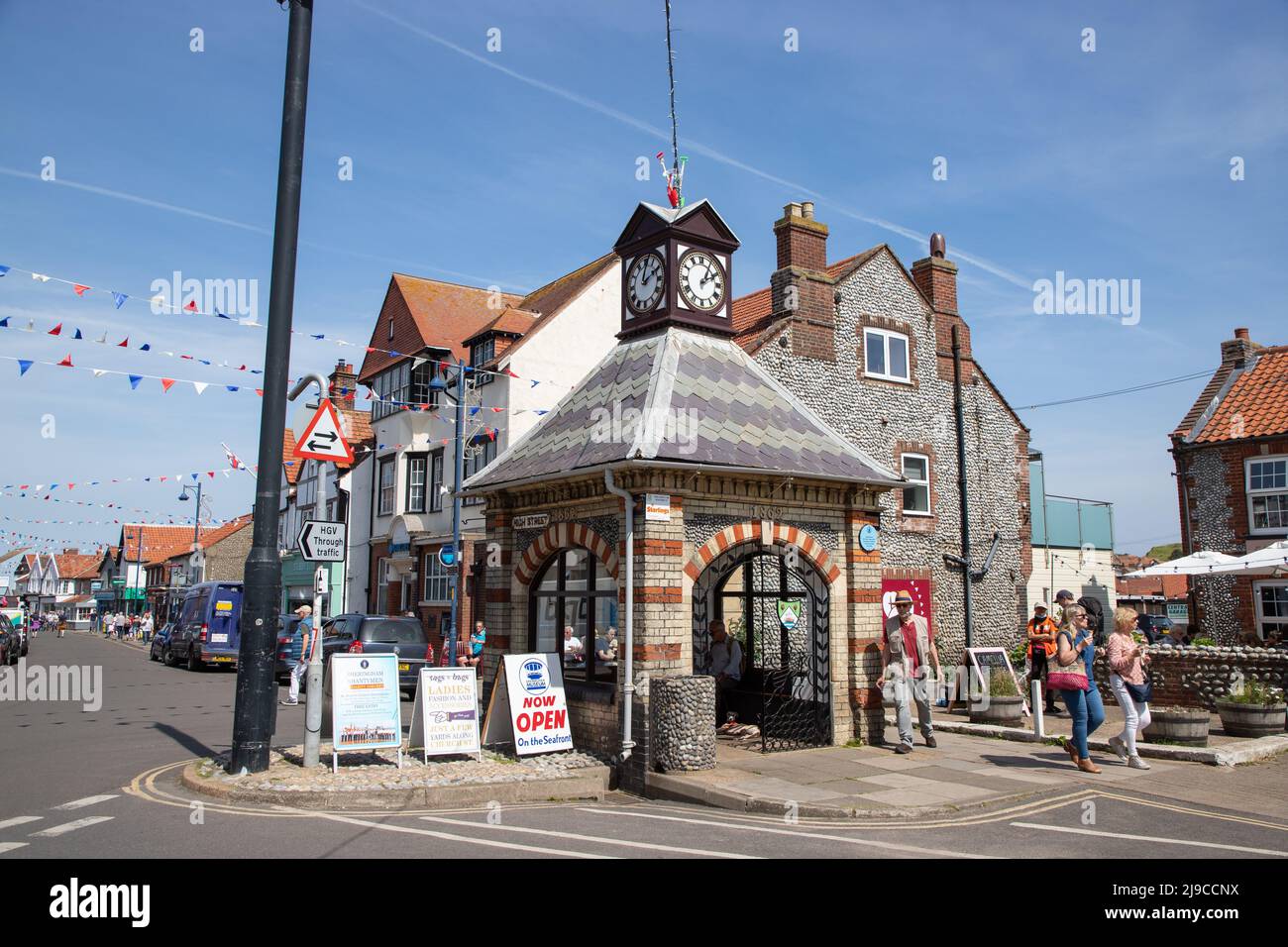 La Torre dell'Orologio su Sheringham High Street a North Norfolk, Regno Unito, in una limpida giornata primaverile Foto Stock