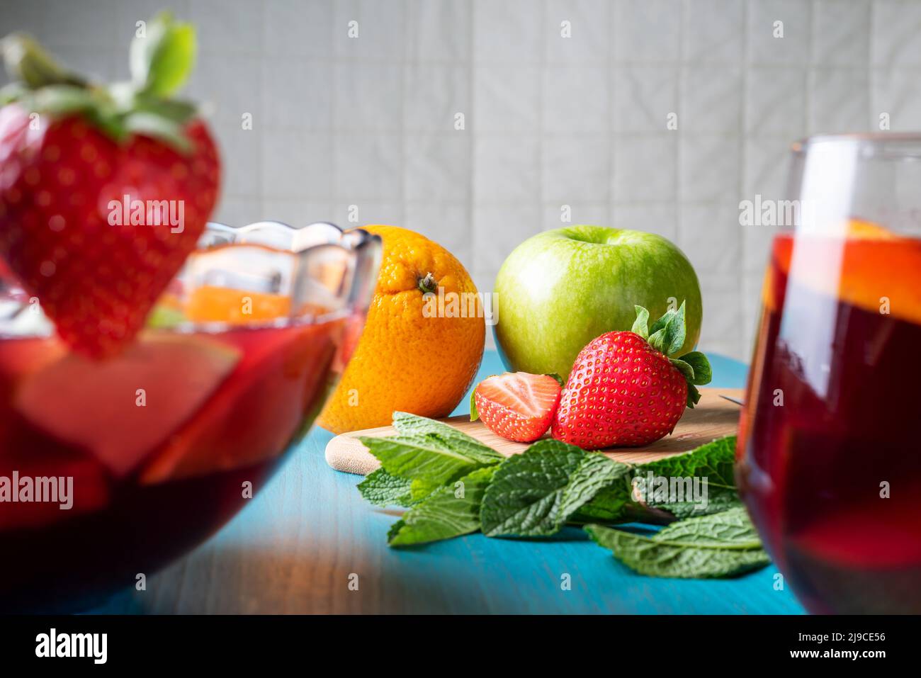 Arancio, mela, fragole e menta, alcuni degli ingredienti della sangria. Foto Stock