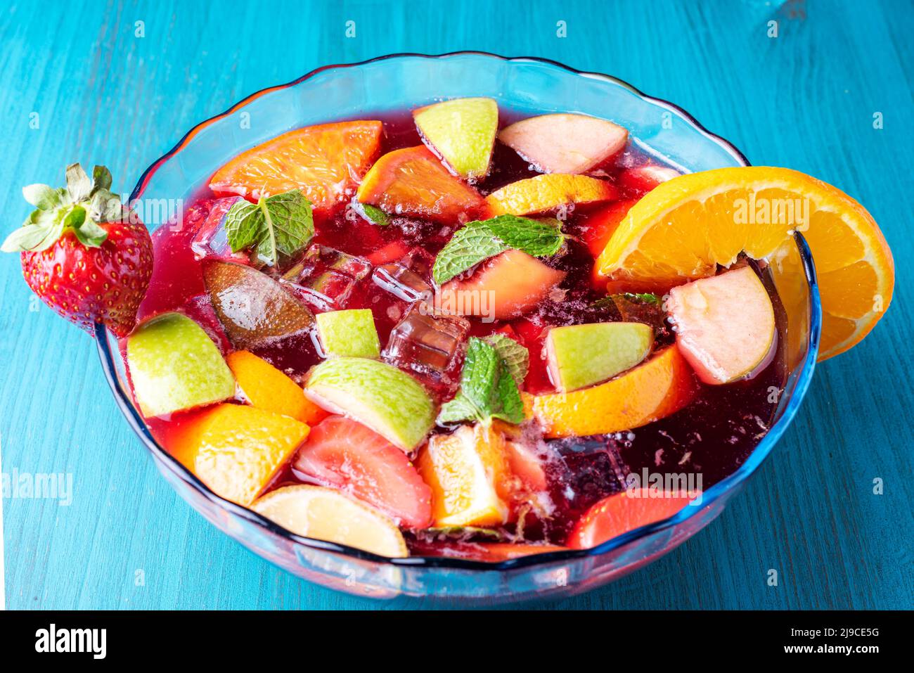 Ciotola con sangria, con pezzi di frutta, menta e ghiaccio. Foto Stock