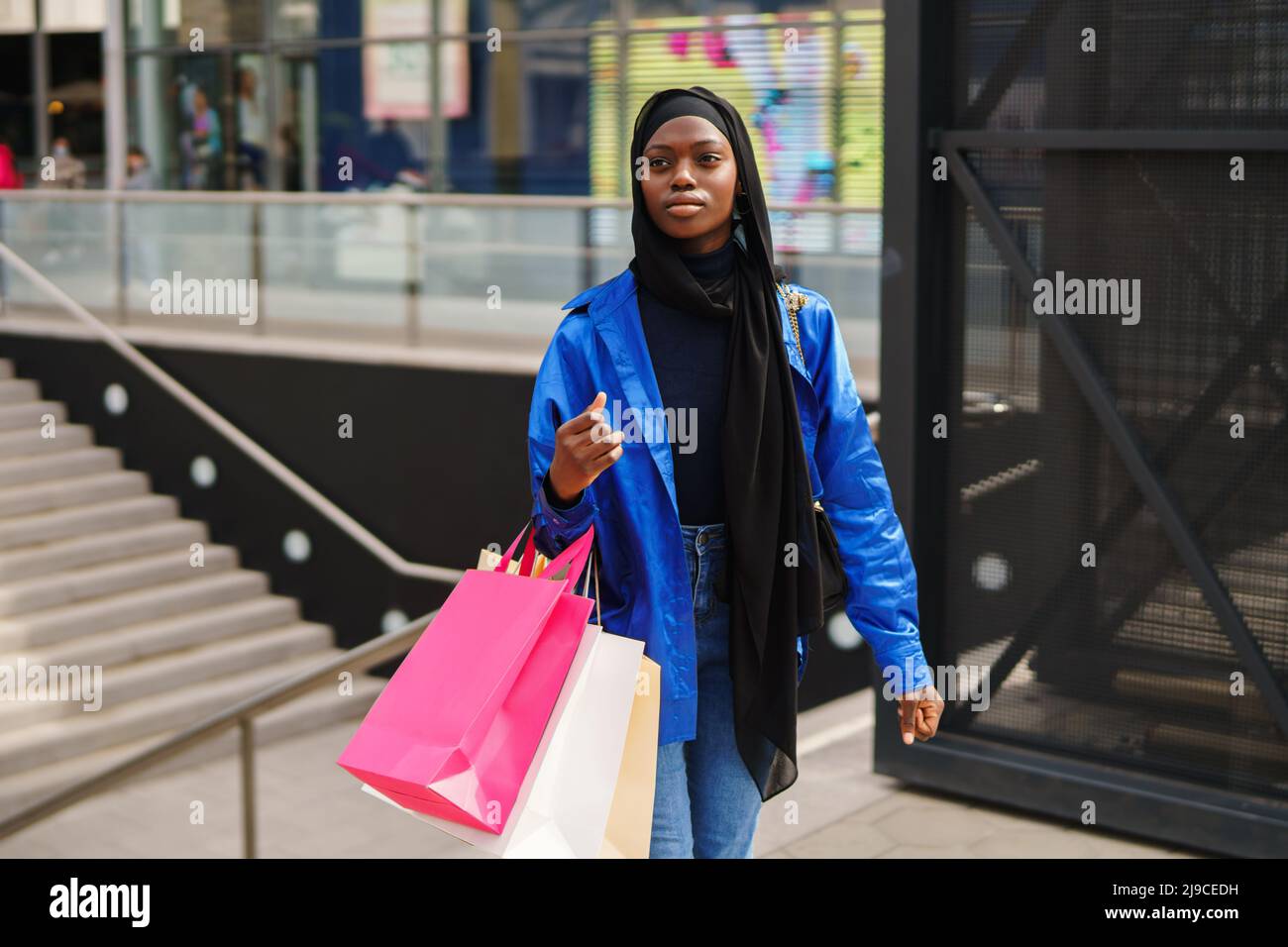 Shopping musulmano in visita al centro commerciale nel fine settimana Foto Stock