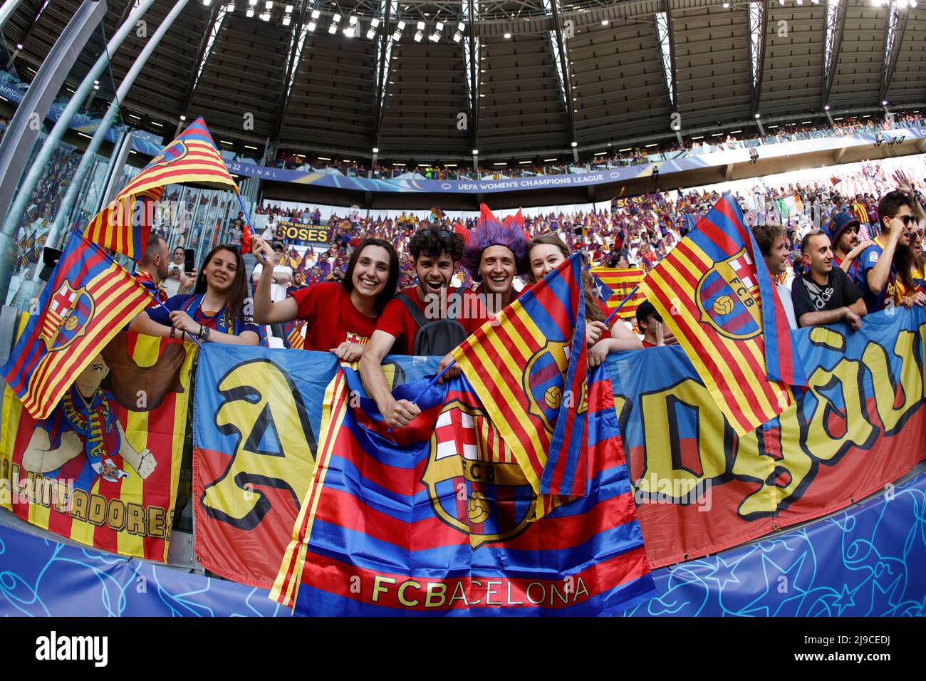 Torino, Italia. 21st maggio 2022. I tifosi del FC Barcelona sostengono la loro squadra durante la finale della UEFA Women's Champions League, UEFA Champions League Women Football match a Torino, Italia, maggio 21 2022 credito: Independent Photo Agency/Alamy Live News Foto Stock