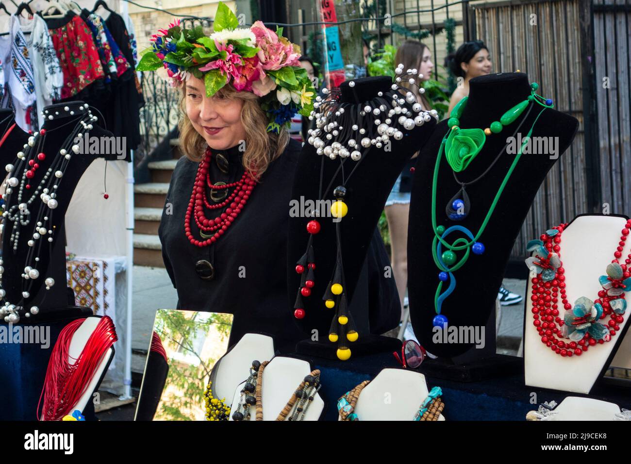 Donna in fascia fiorita che vende gioielli e accessori ucraini al St. George Ukrainian Greek Catholic Church Festival di New York nel 2022 Foto Stock