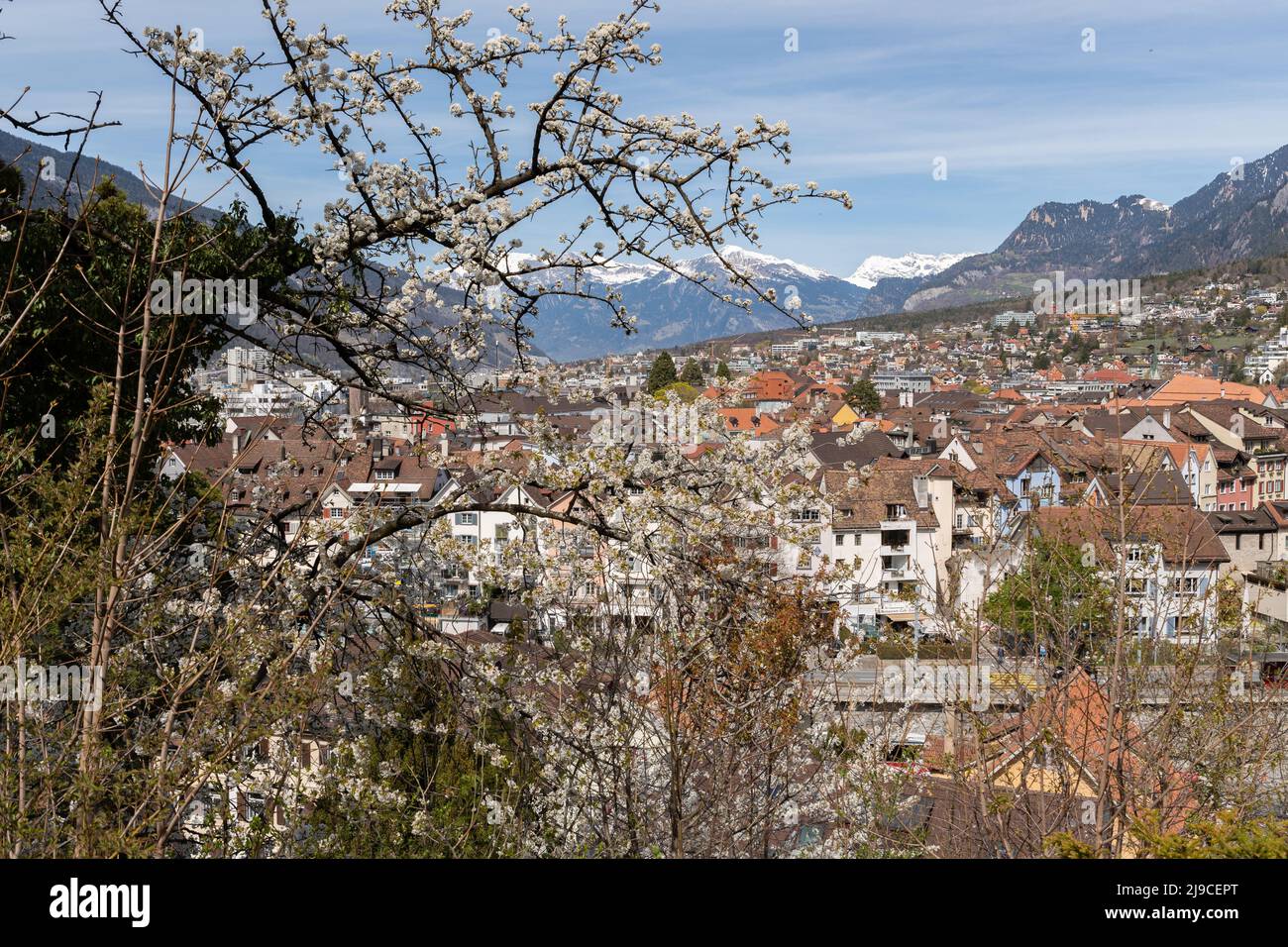 Chur, Svizzera, 11 aprile 2022 affascinante vista sul centro città con le meravigliose alpi sullo sfondo in primavera Foto Stock