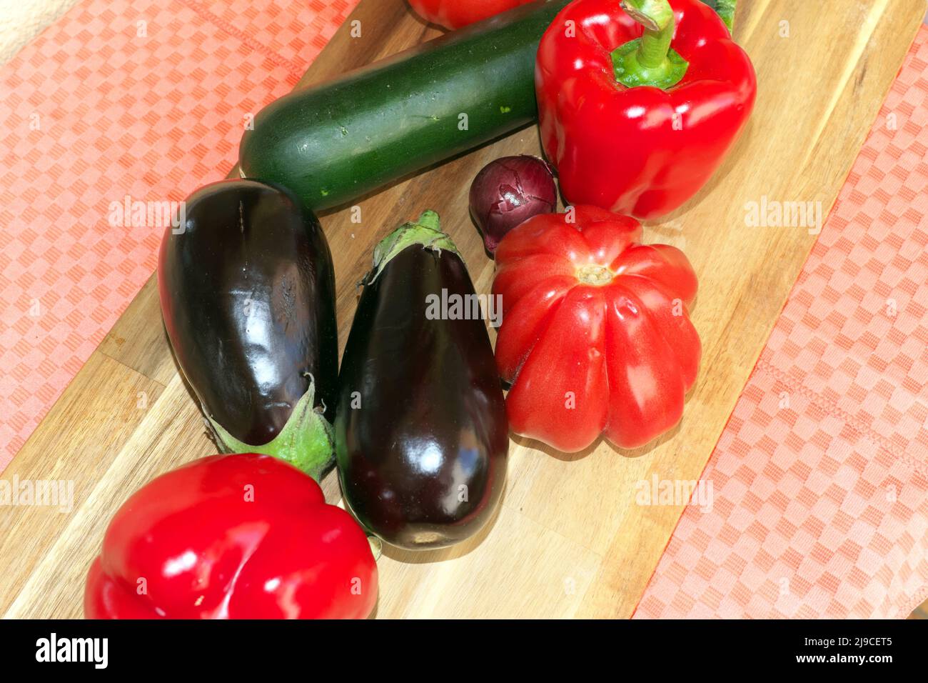 Verdure fresche, piatti vegetariani e vegani: Melanzane, zucchine, pomodori grandi e peperoni rossi Foto Stock
