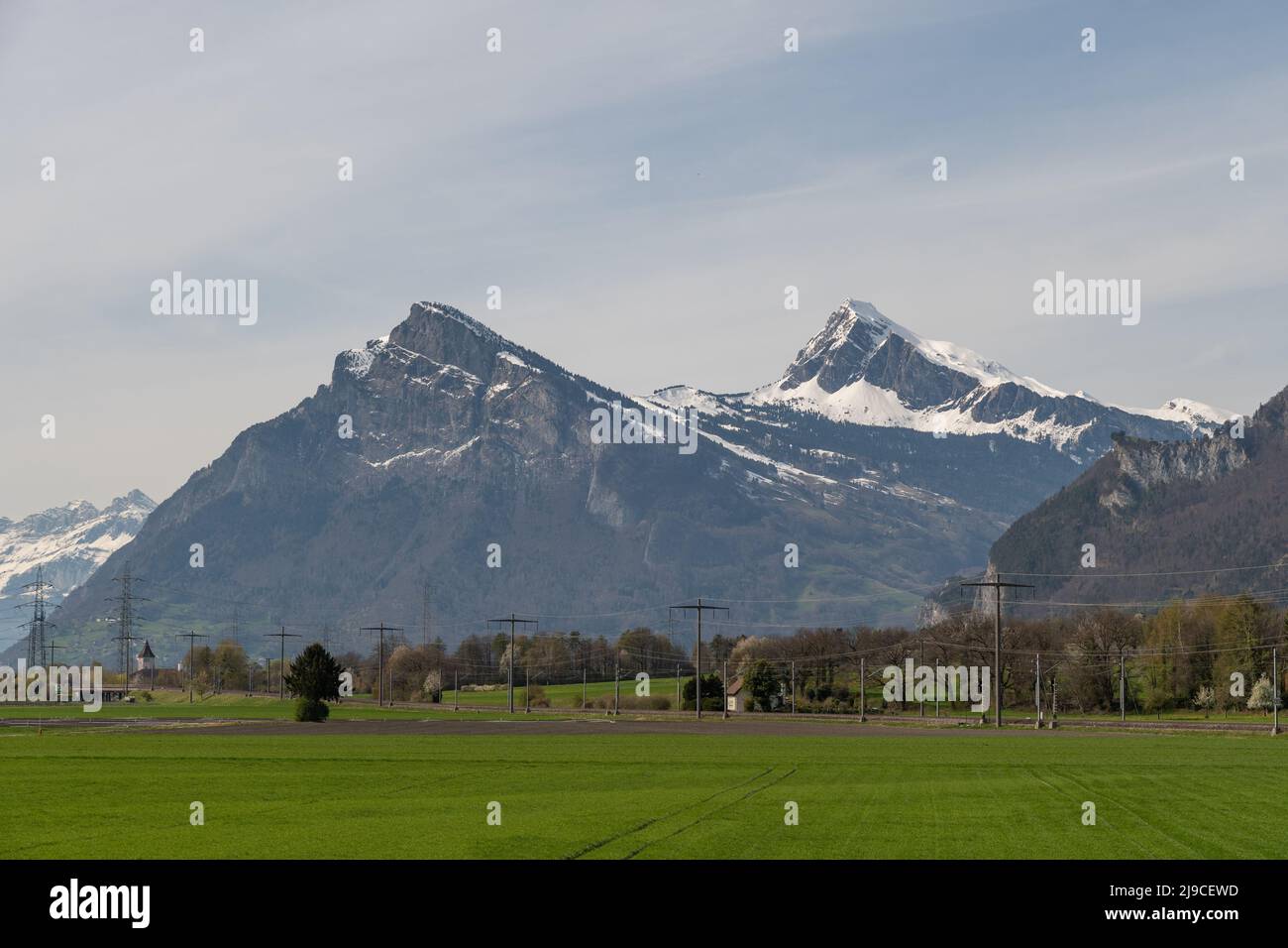 Jenins, Grison, Svizzera, 11 aprile 2022 scenario alpino con due cime in una giornata di sole Foto Stock