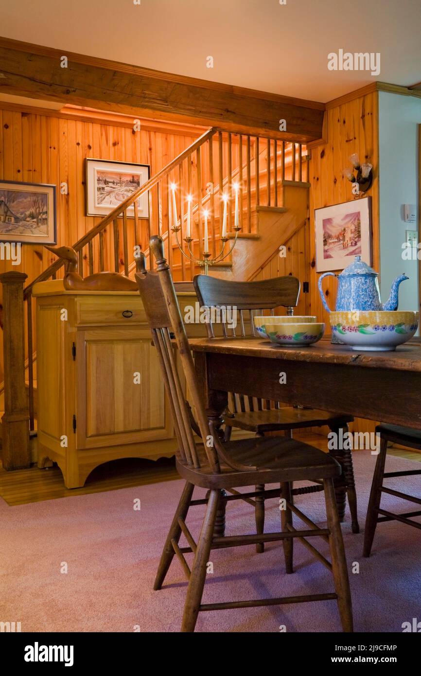 Tavolo antico, sedie a schienale alto e credenza in sala da pranzo all'interno di vecchia casa in stile cottage Canadiana circa 1733. Foto Stock