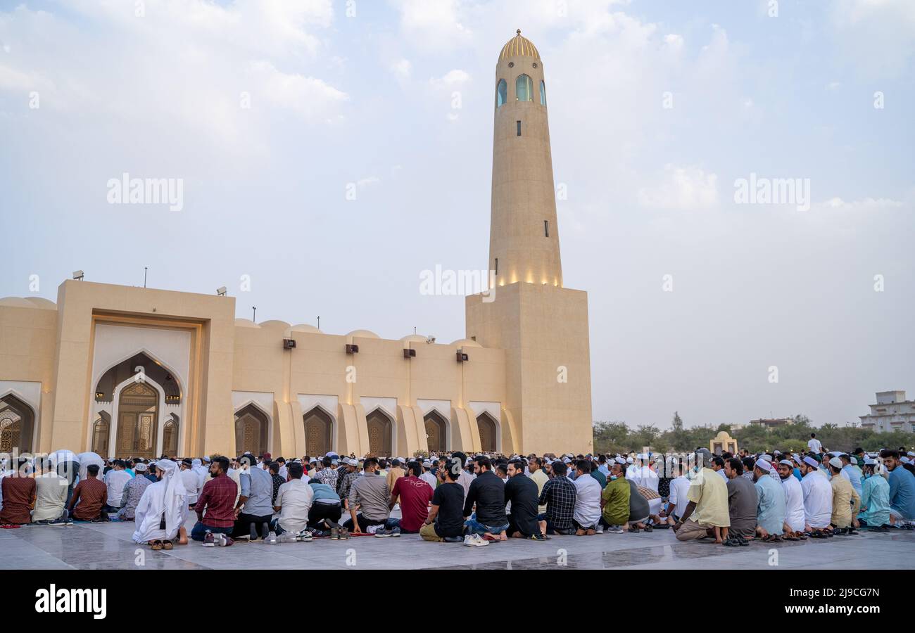 Doha, Qatar- Maggio 02,2022 : persone che frequentano la preghiera di Eid all'Abdual wahab masjid in Qatar Foto Stock