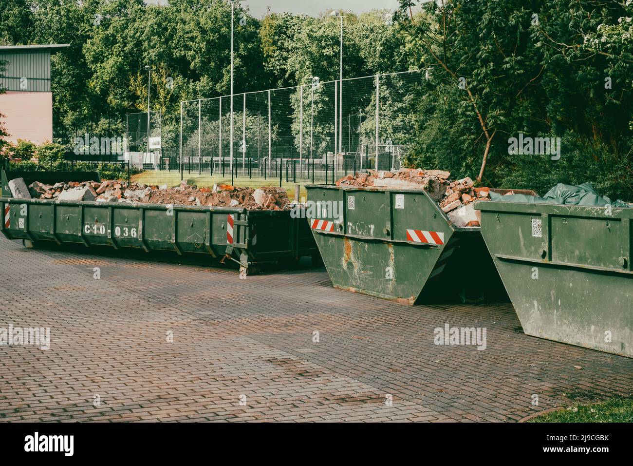 nei grandi contenitori si trovano i rifiuti di una demolizione di casa Foto Stock