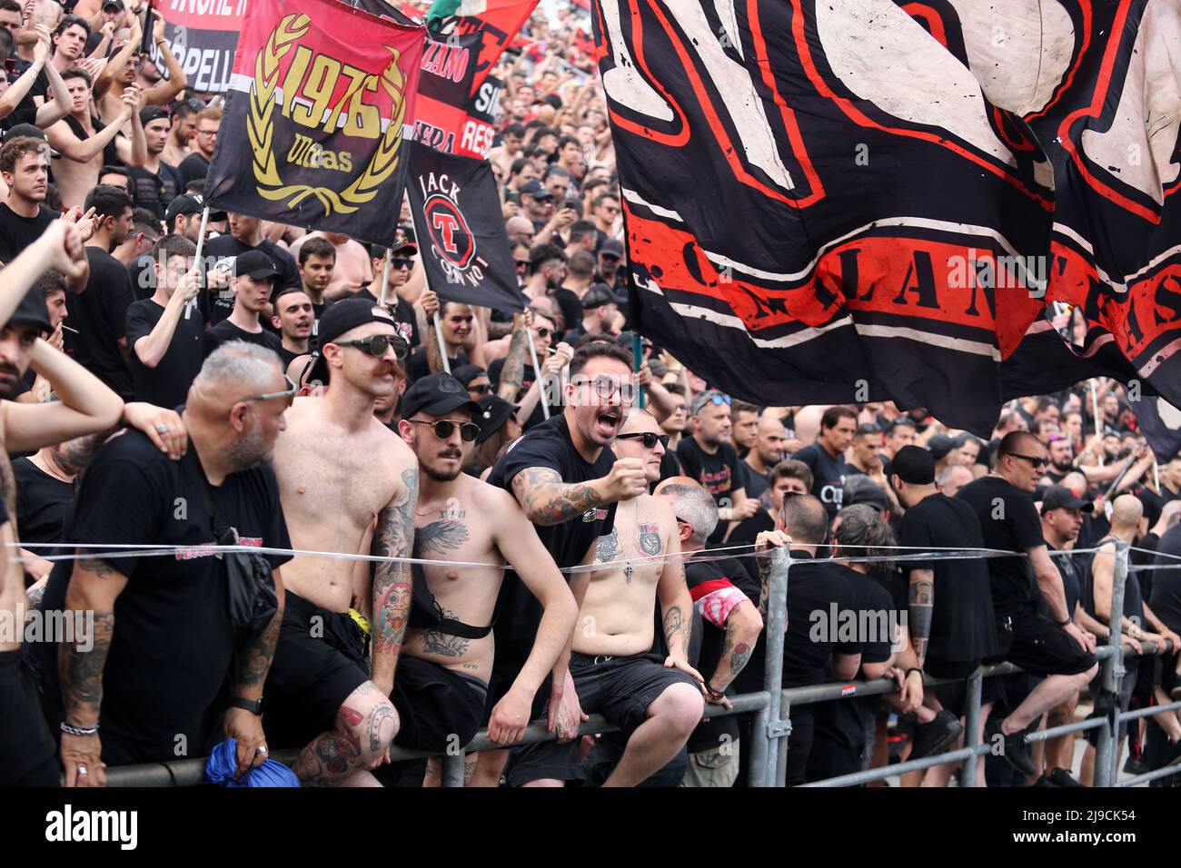 Reggio Emilia, Italia. 22nd maggio 2022. I tifosi dell'AC Milan si vedono durante la Serie A match tra noi Sassuolo e AC Milan allo Stadio Mapei il 22 maggio 2022 a Reggio Emilia. Credit: Marco Canoniero/Alamy Live News Foto Stock