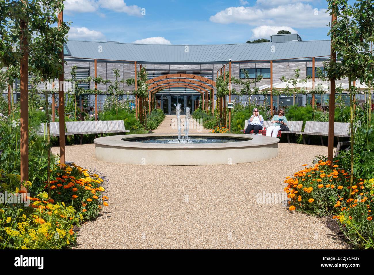 RHS Wisley Garden - il nuovo Hilltop Building for Gardening Science, Surrey, Inghilterra, Regno Unito, visto dal World Food Garden Foto Stock