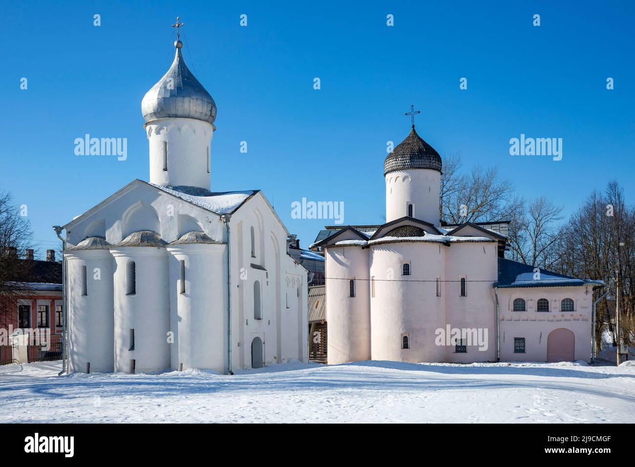 Antiche chiese di Procopio il Grande Martire e le donne portatrici di mirra. Cortile di Yaroslav. Veliky Novgorod, Russia Foto Stock