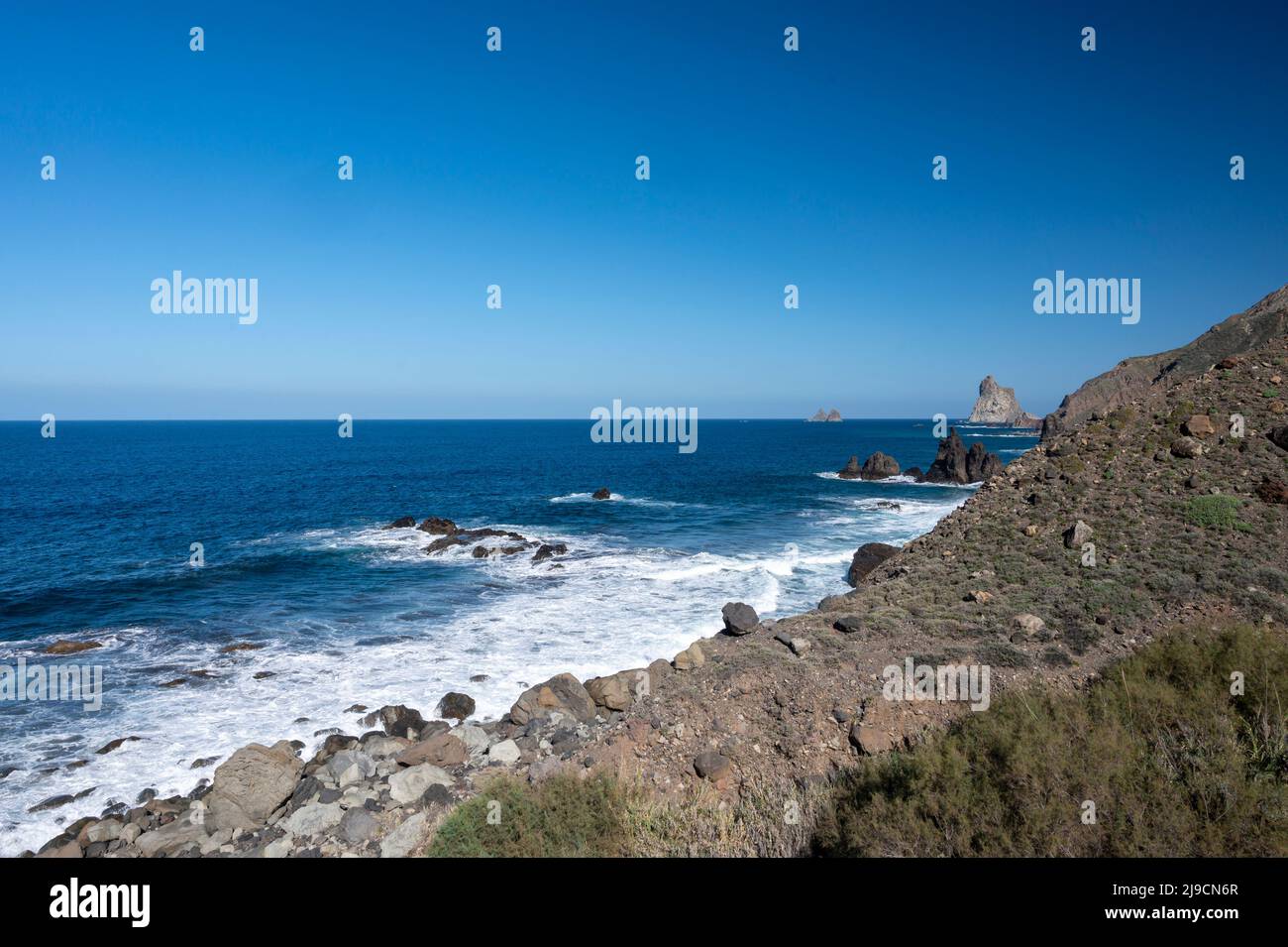 Vista panoramica sulle rocce laviche nere di Playa del Roque de las Bodegas e sull'oceano Atlantico blu, parco nazionale Anaga vicino al villaggio di Tanagana, a nord dei dieci Foto Stock