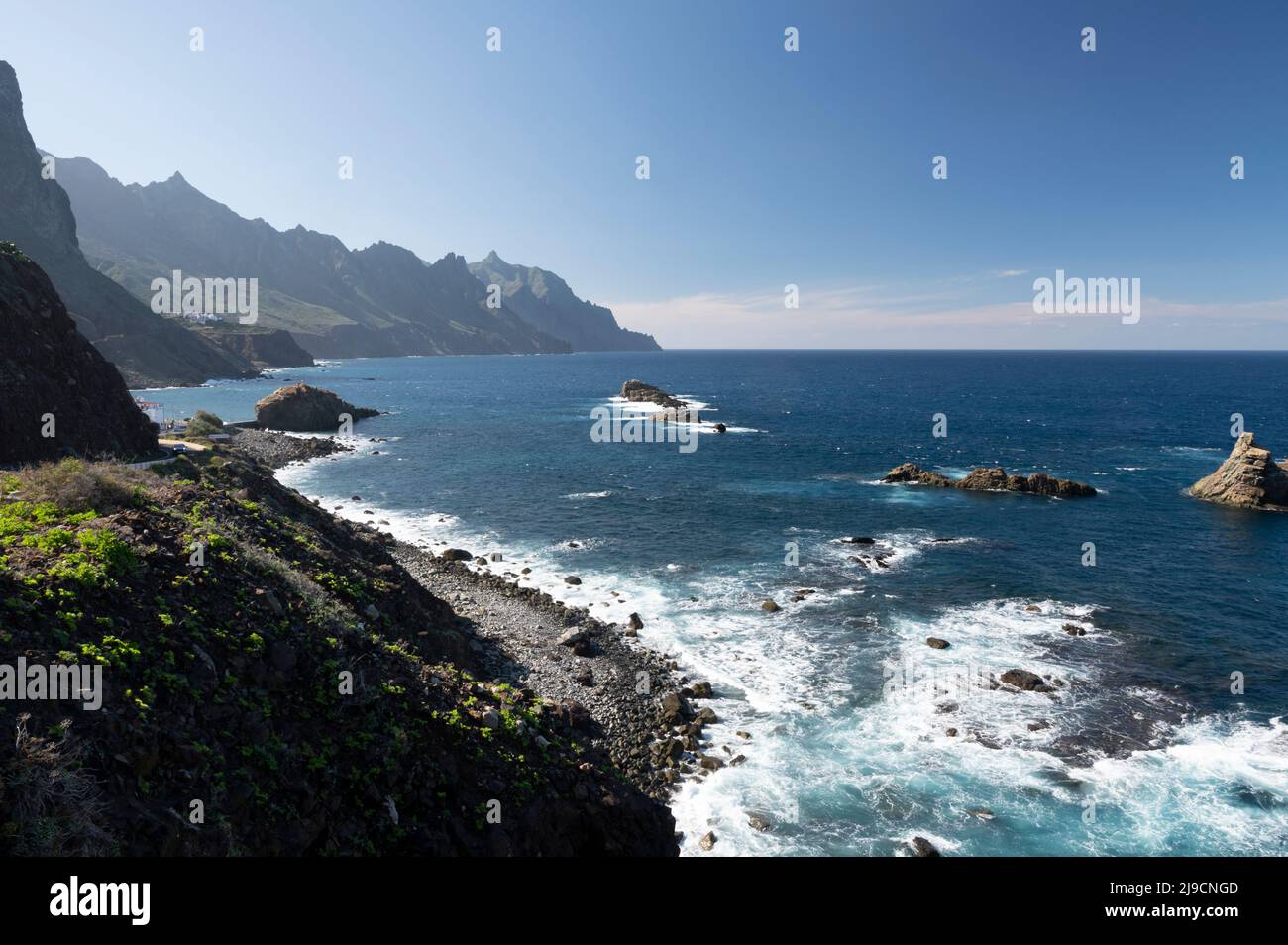 Vista panoramica Playa del Roque de las Bodegas e blu oceano Atlantico, parco nazionale Anaga vicino al villaggio di Tanagana, a nord di Tenerife, isole Canarie, Foto Stock