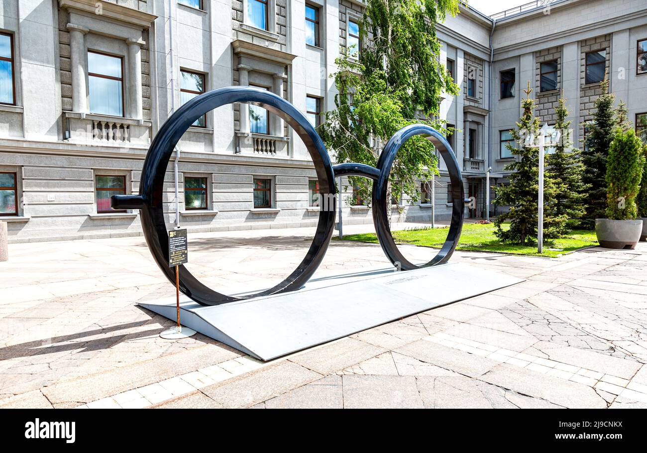 Samara, Russia - 21 maggio 2022: Gli occhiali Art Object sono stati installati in onore del 80th anniversario della Sinfonia No. 7 dal compositore D.D. Shostakovich o Foto Stock