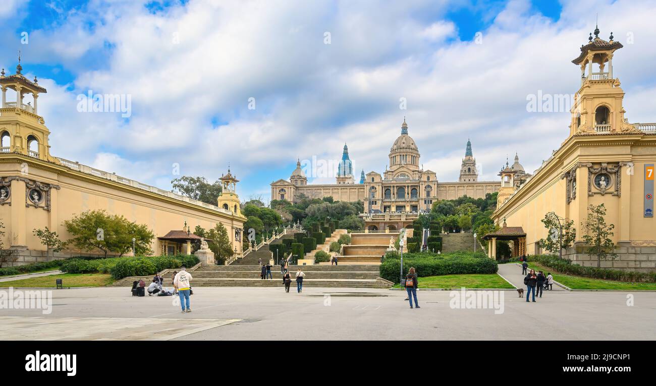 Barcellona, Spagna. Vista su Plaza de Espanya e Palau de Montjuich - Museo d'arte nazionale catalano MNAC sul monte Montjuic. Il Palau Nacional Foto Stock