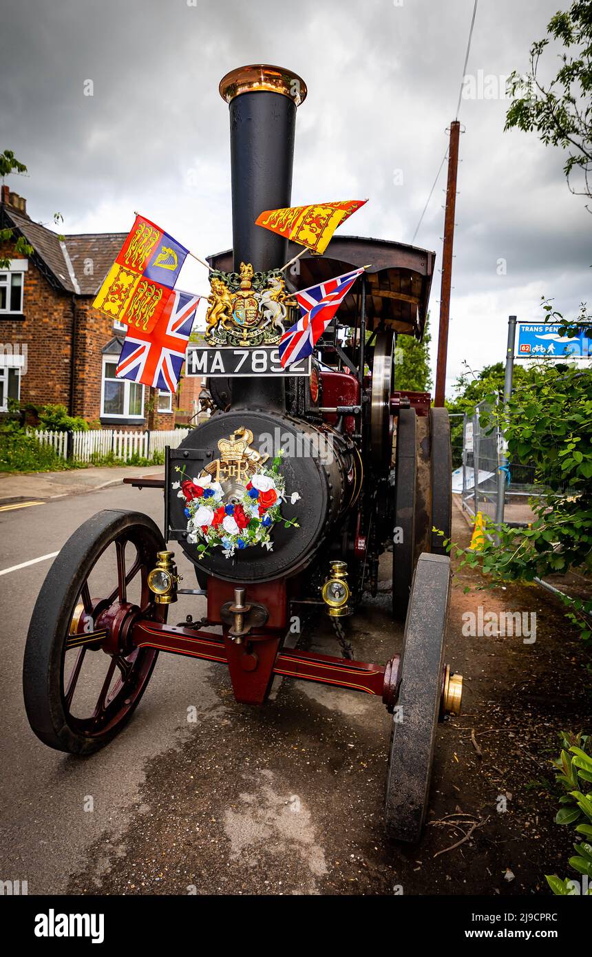 Aveling e Porter Traction Engine, che è stato decorato per le celebrazioni del Giubileo del platino della Regina al Lymm May Queen Festival Foto Stock