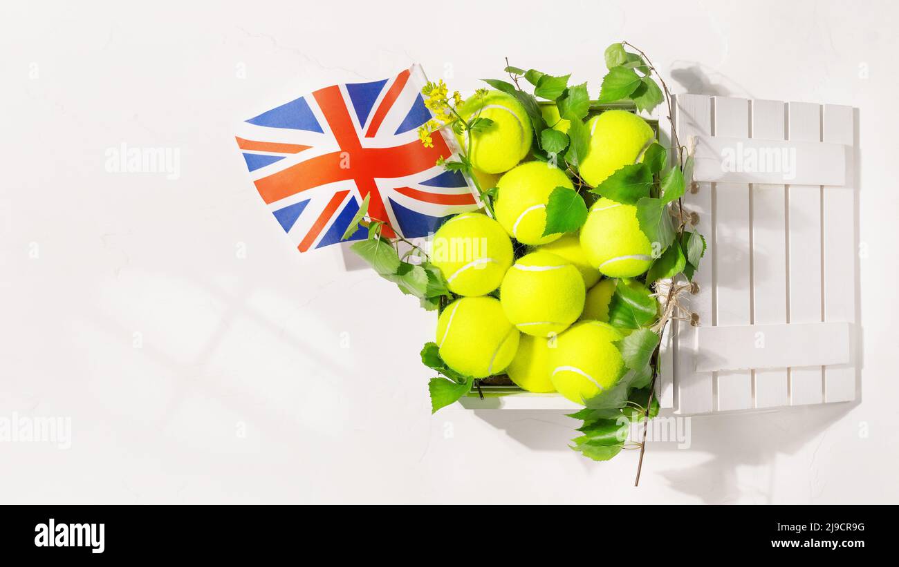 Palle da tennis in una scatola di legno e la bandiera della Gran Bretagna Foto Stock