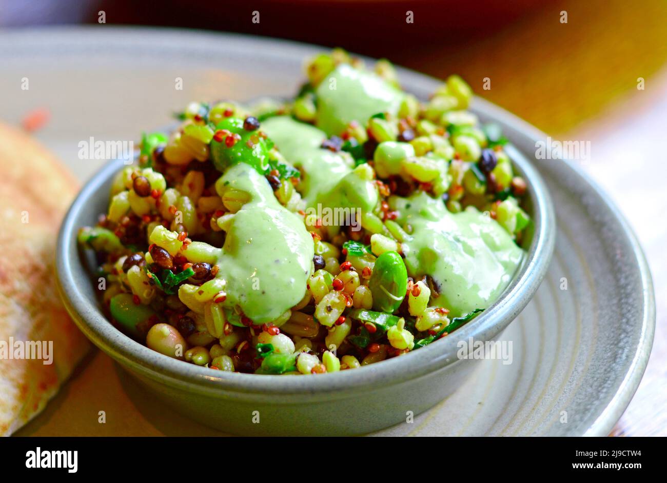 Primo piano di insalata superfood sana con proteine ricche tra cui quinoa, avocado, fagioli e cereali. Foto Stock