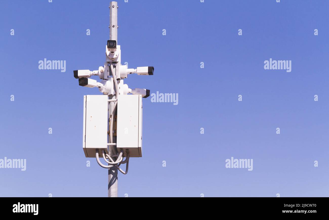 Telecamera di sorveglianza. Monitoraggio di una persona. Ricerca e ricerca. Macchina fotografica per strada. Protezione dell'oggetto sul territorio. Foto Stock