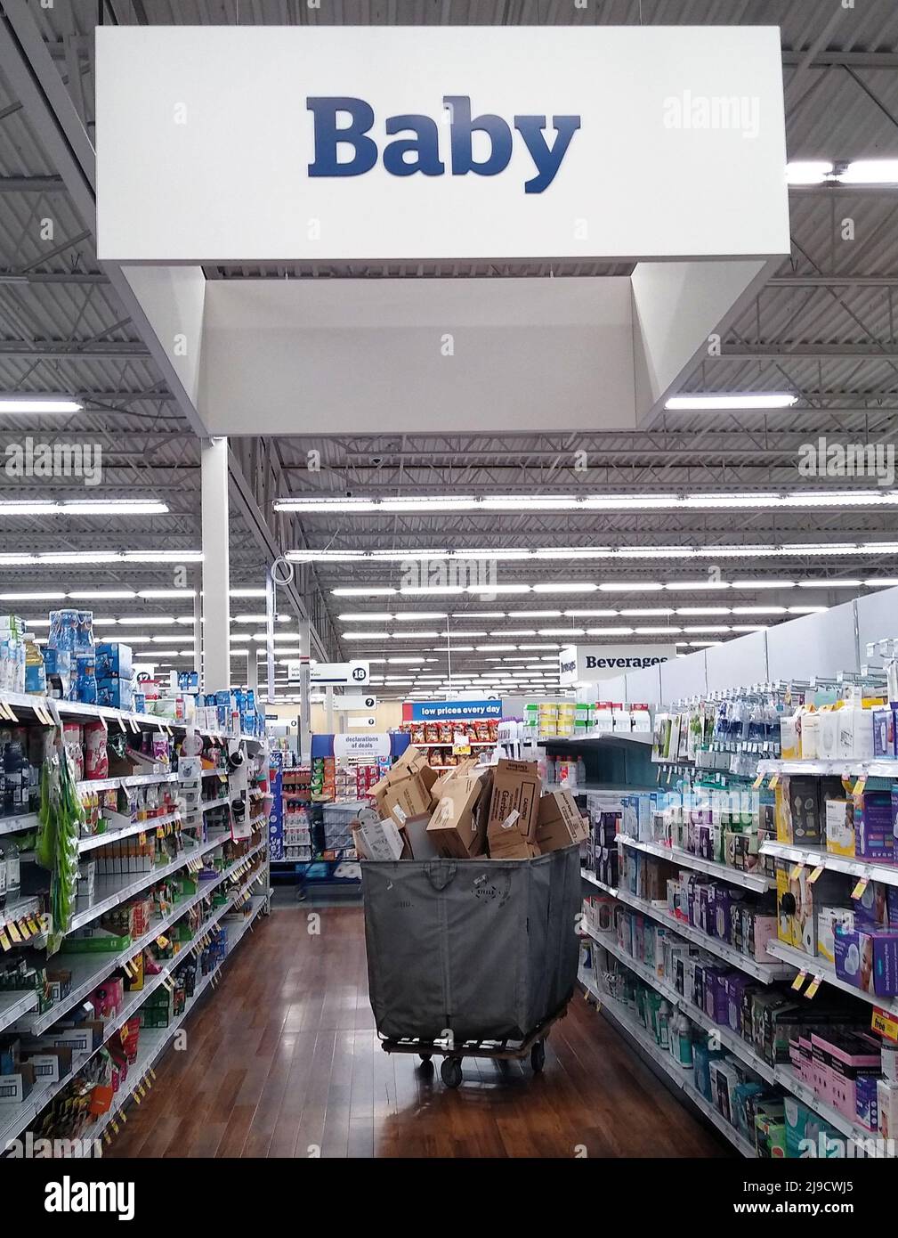 Un carrello traboccante di scatole di cartone vuote si trova in una corsia sezione bambino accanto a ripiani parzialmente vuoti di formula per neonati il sabato 21 maggio 2022 presso un negozio Meijer a Owensboro, Daviess County, KY, USA. Una combinazione di problemi della catena di fornitura in corso, richiami volontari di prodotti e l'acquisto di panico segnalato dai consumatori ha portato a una diffusa scarsità di alimenti per lattanti negli Stati Uniti, lasciando i legislatori statali e federali a cercare di aiutare i produttori ad aumentare la produzione e a ottenere più rapidamente i prodotti per lattanti sugli scaffali al dettaglio. (Foto di Apex MediaWire di Billy Suratt) Foto Stock