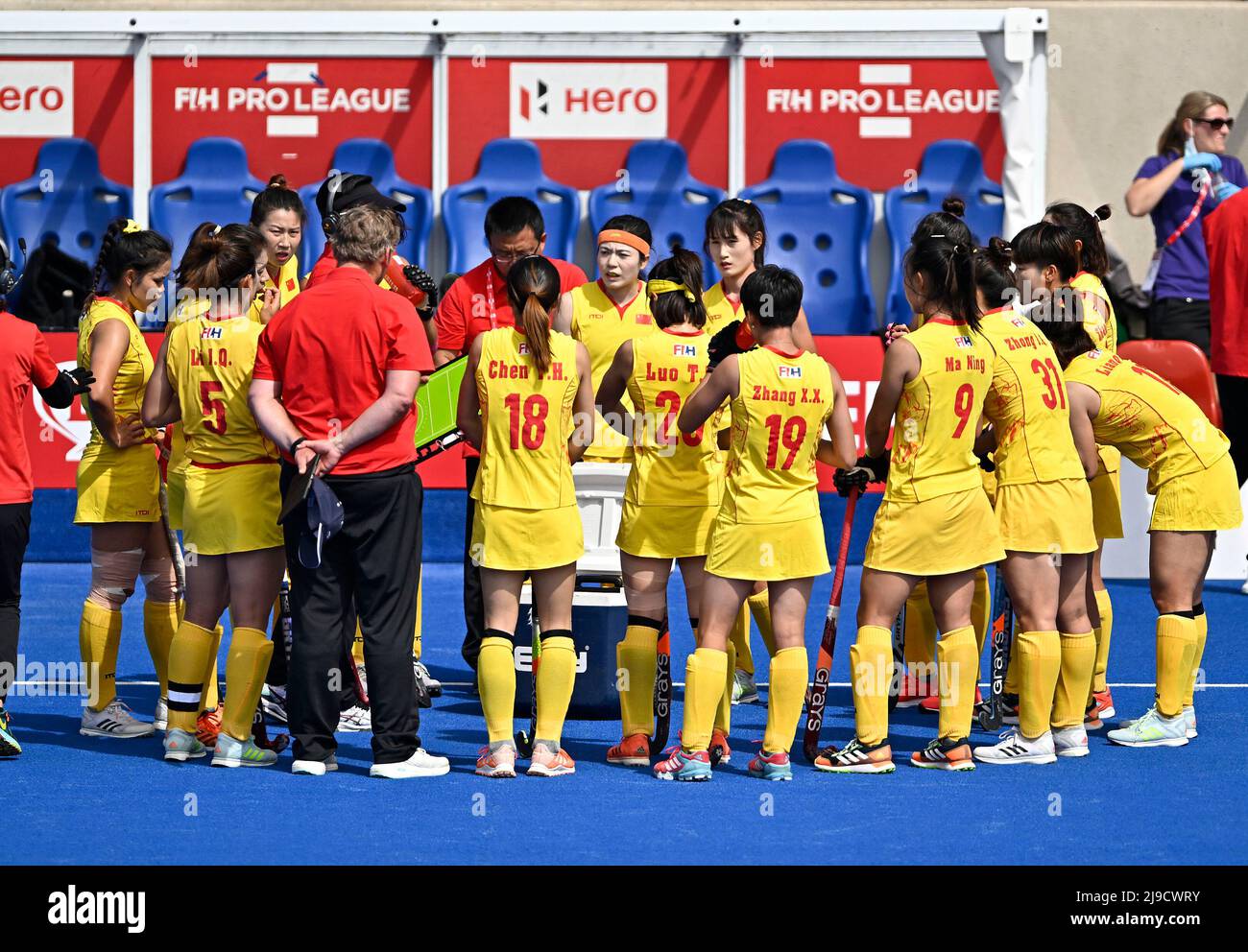 Stratford, Regno Unito. 22nd maggio 2022. Inghilterra V China Womens FIH Pro League. Centro di hockey Lee Valley. Stratford. Il huddle della Cina a metà tempo durante la partita di hockey della lega Pro di Inghilterra V China Womens FIH. Credit: Sport in immagini/Alamy Live News Foto Stock