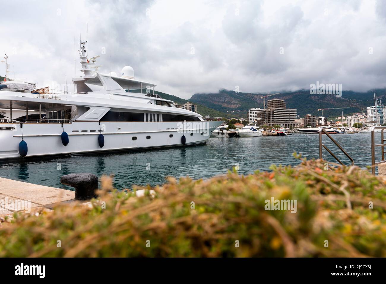 Budva, Montenegro - 26 agosto 2021: Yacht di lusso ancorato al porto nella città di Budva, Montenegro. Destinazione di viaggio di lusso con spiaggia bellissima Foto Stock