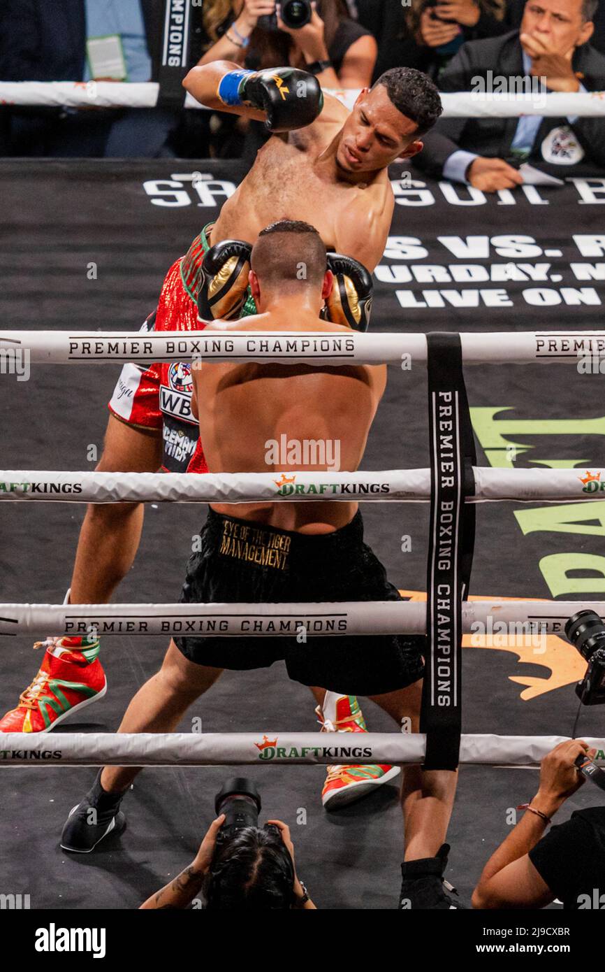 GLENDALE, AZ - MAGGIO 21: David Benavidez batte David Lemieux nel loro bout super middleweight durante l'evento Benavidez / Lemieux: WBC Interim Championship alla Gila River Arena il 21 maggio 2022, a Glendale, Stati Uniti. (Foto di Raul Vazquez/PxImages) Foto Stock